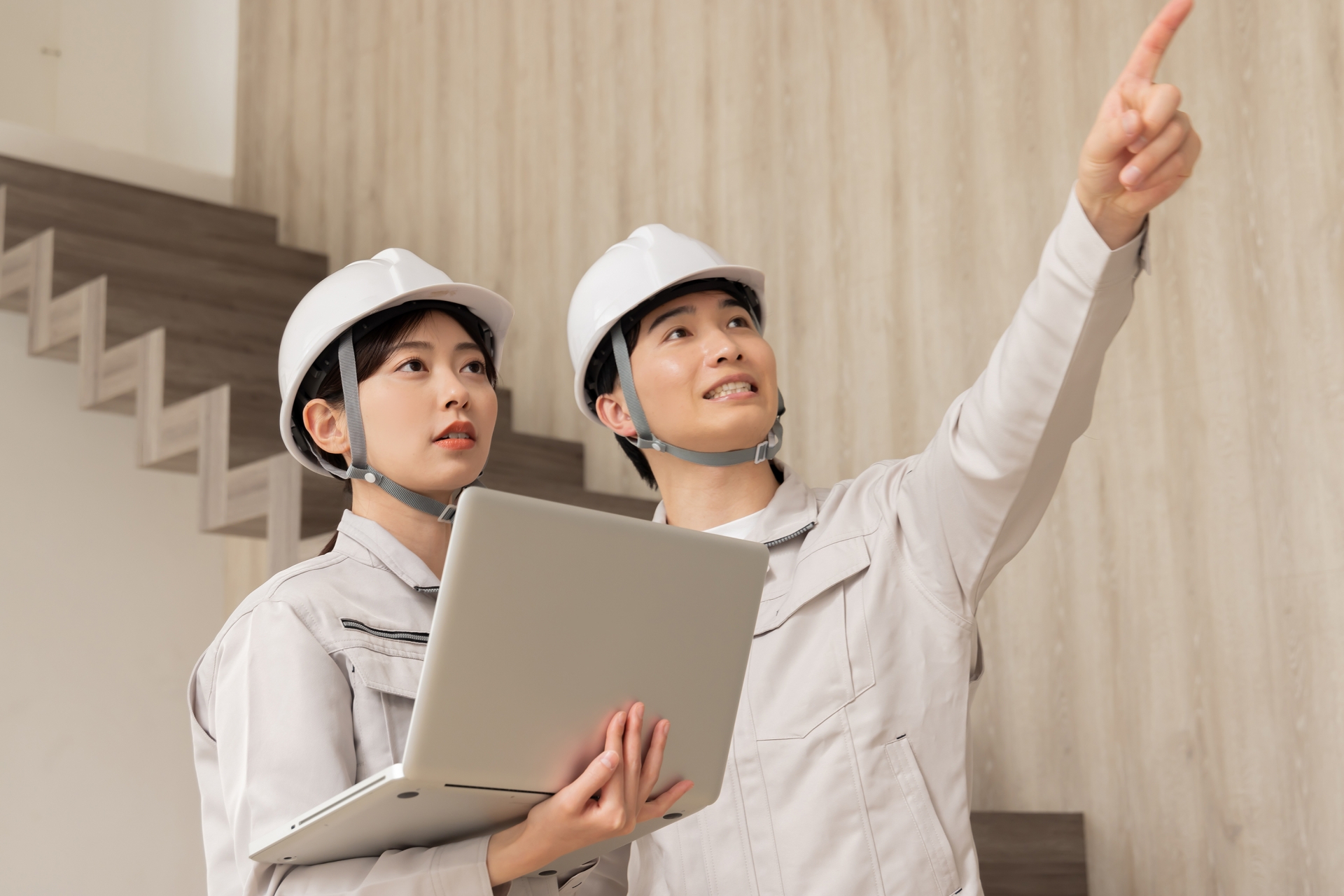 天井の壁紙が剥がれる原因とは？放置リスクと正しい補修方法を解説