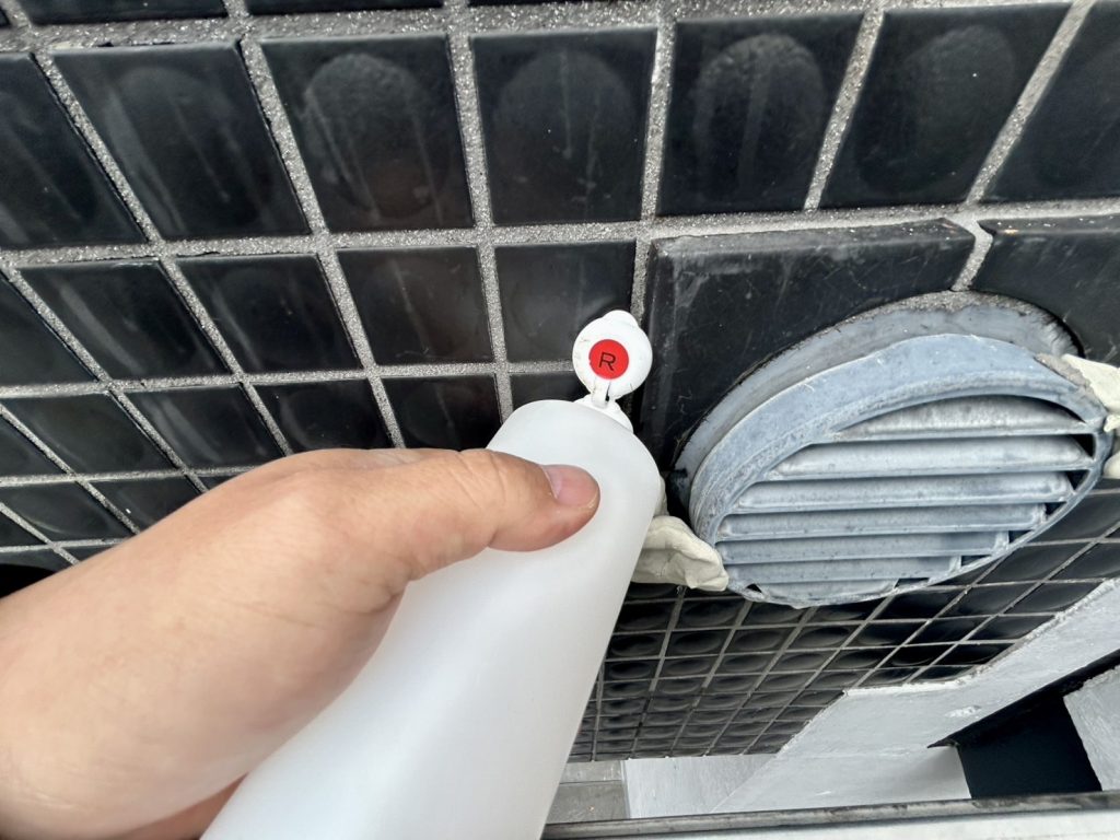 発光調査液(レッド)を添加して散水