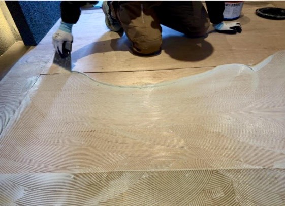 タイル取り付け前専用接着剤塗布