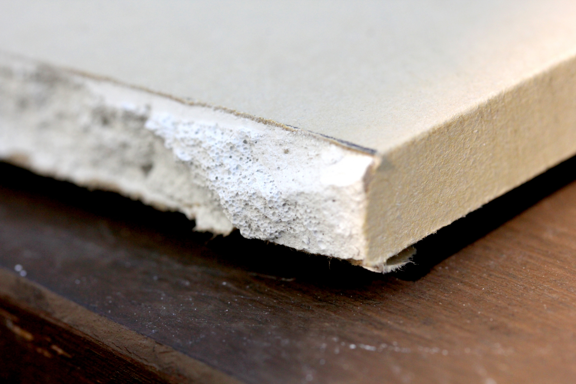 天井の石膏ボードが雨漏りで劣化する原因と修理方法を解説