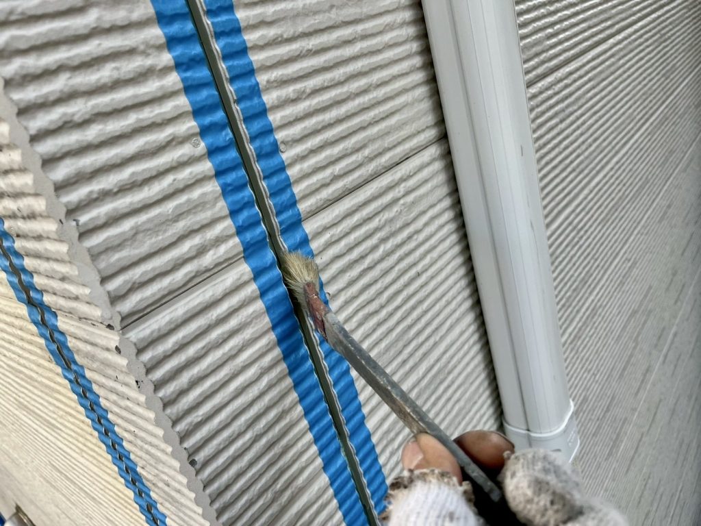 外壁目地にプライマーを塗布