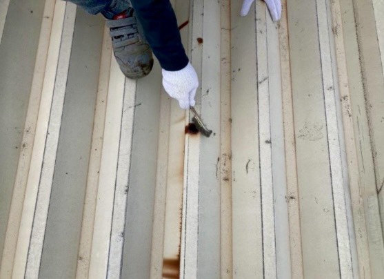 折半屋根ケレン作業