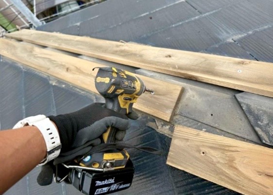 既存棟板金・貫板撤去(屋根カバー工法工事)