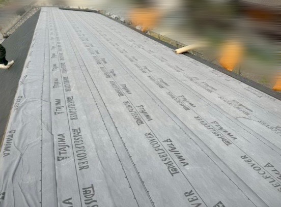 防水シート(ルーフィング)施工
屋根カバー工法工事