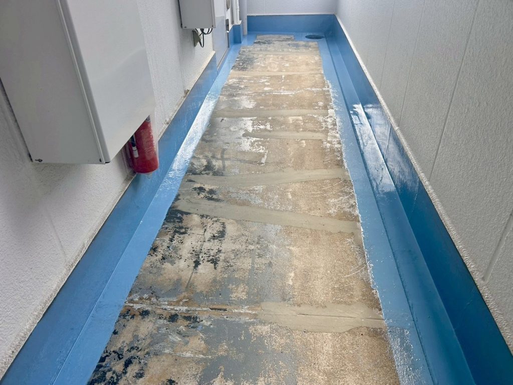 改修工事　側溝ウレタン塗布