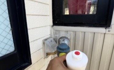 雨漏り調査　2階サッシ下部水切り吹き込みに調査液(レッド)を添加して散水