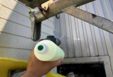 雨漏り調査　2階サッシ上部水切りにグリーンの調査液を添加して散水