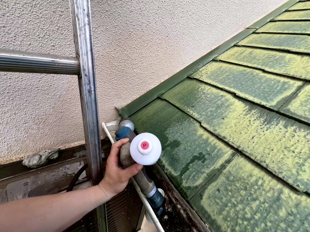 雨漏り調査　2階下屋立ち上がり隙間にピンクの調査液を添加して散水