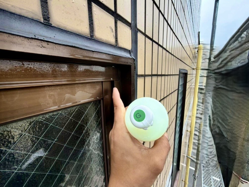 雨漏り調査 サッシ上部にグリーンの調査液を添加して散水
