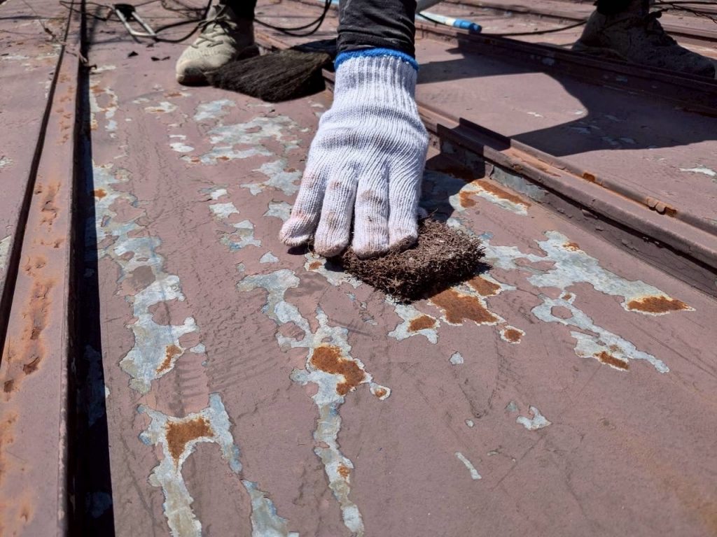 塗装工事　屋根ケレン作業

