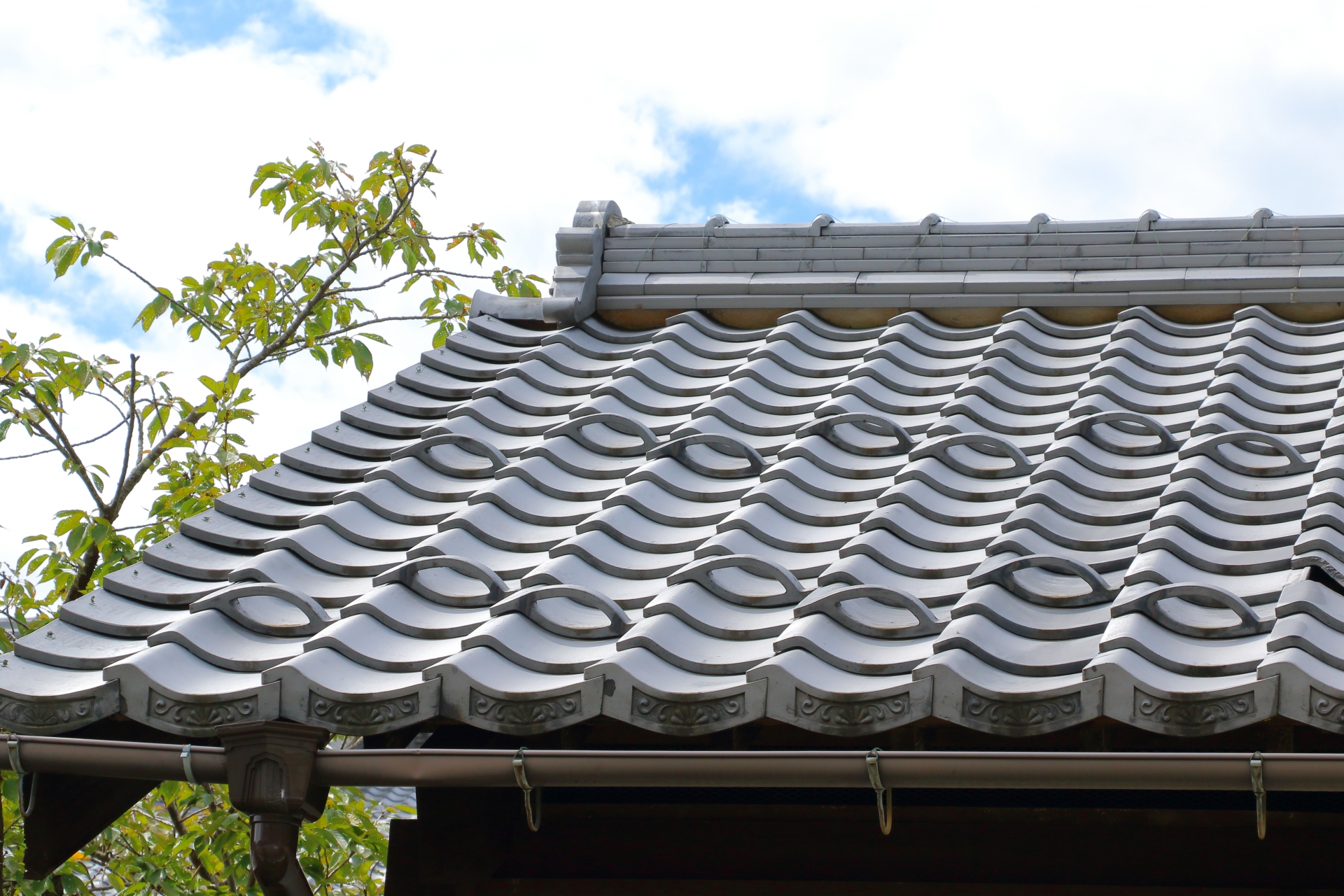 瓦屋根の雨漏り修理費用はいくら？工事別の相場と安く抑えるコツ