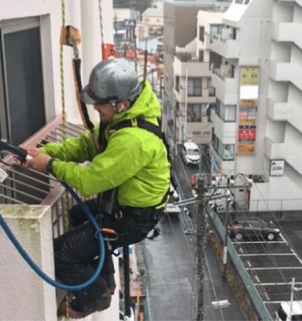 ロープアクセスによる高所雨漏り調査