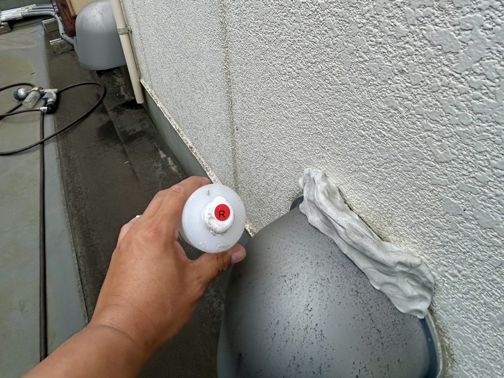 雨漏り調査 ベントキャップにレッドの調査液を添加