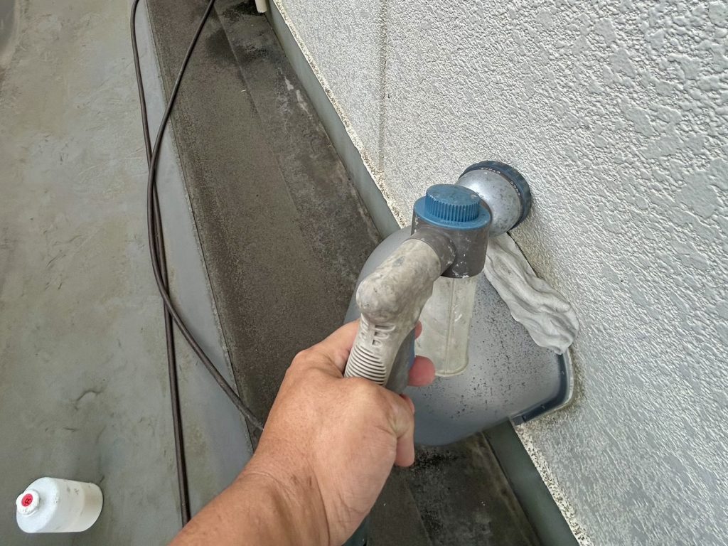 雨漏り調査 ベントキャップにレッドの調査液を添加し散水