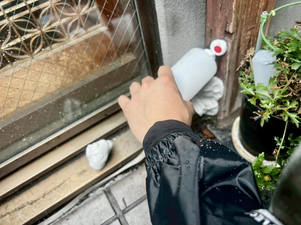 雨漏り調査 外壁と防水面の取り合い部にレッドの調査液を添加し散水
