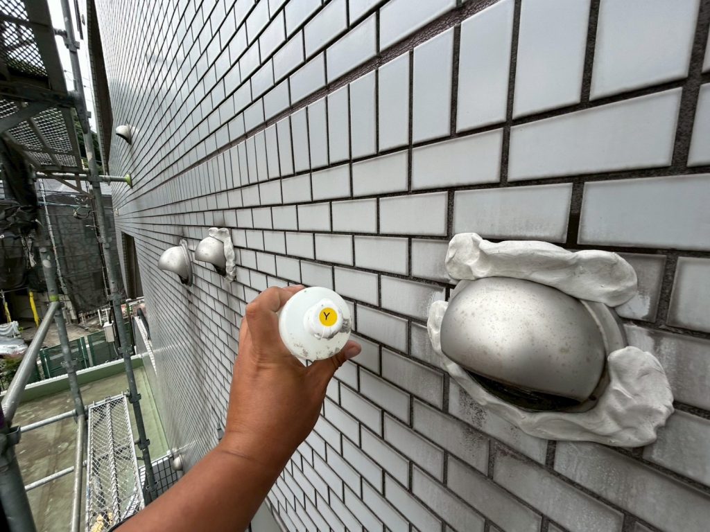 雨漏り調査 レインボービュー 外壁配管貫通部にイエローの調査液を添加して散水