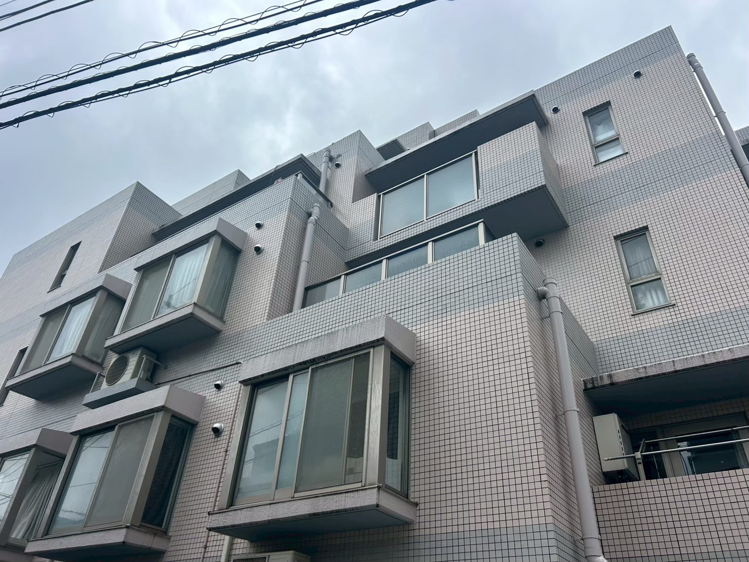 散水調査で確認する区画と室内側の状況を記録している様子
