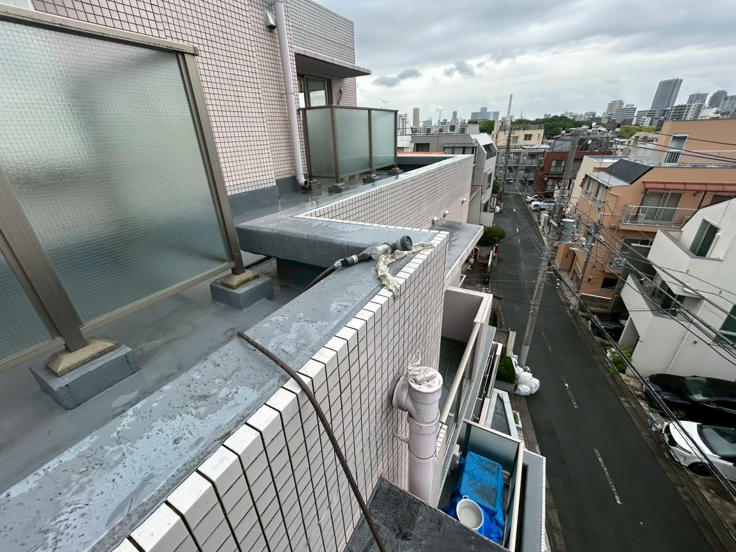 バルコニー直下の天井に現れた漏水症状と、外部側の確認範囲の位置関係を示す概念イラスト