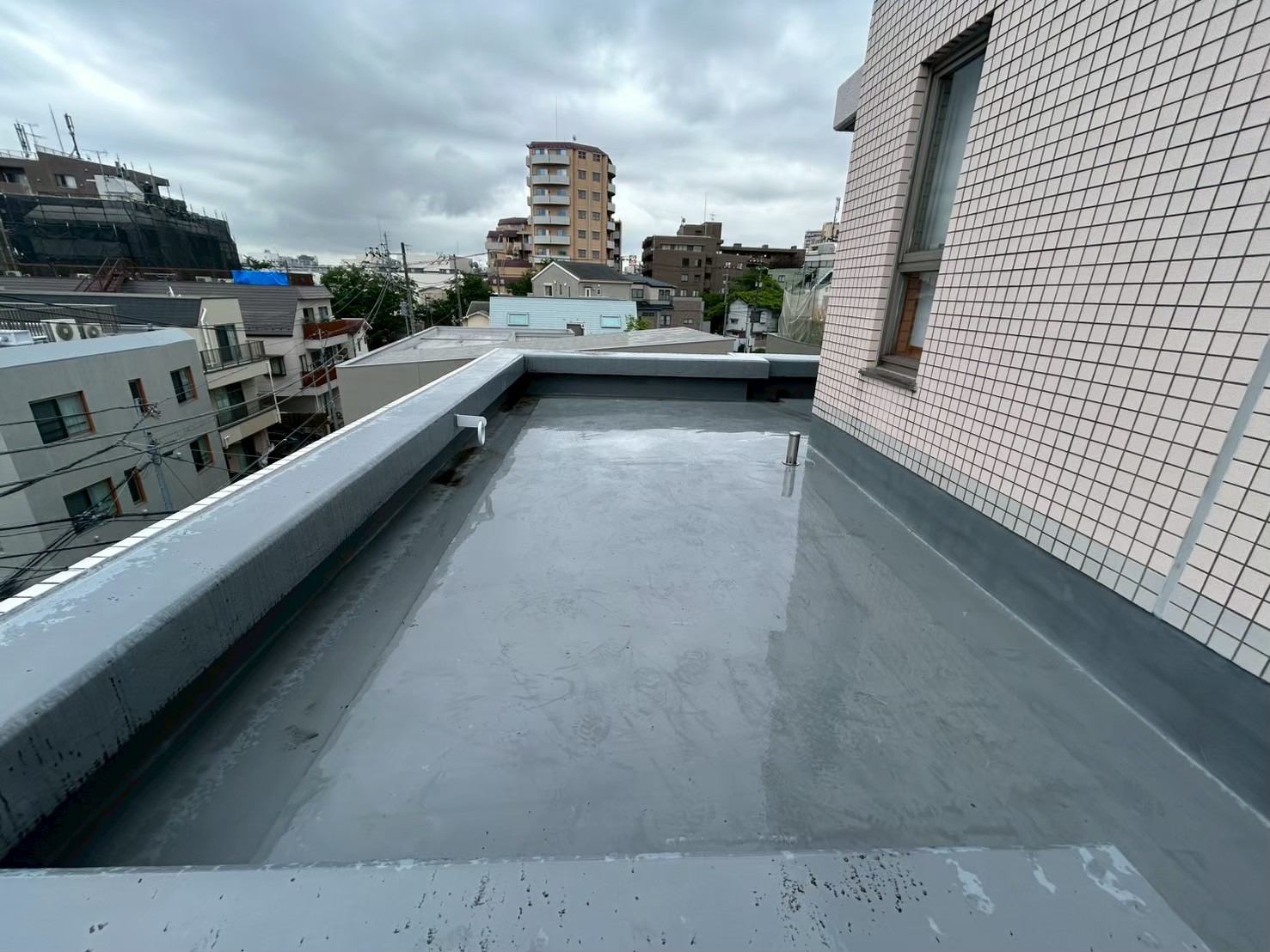 照明から水が落ちた際に、器具から離れて記録と連絡を優先する流れを示す模式図